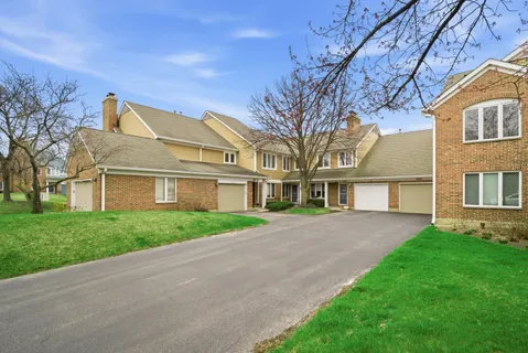 $450,000 | 1536 Courtland Drive, Arlington Heights, IL 60004