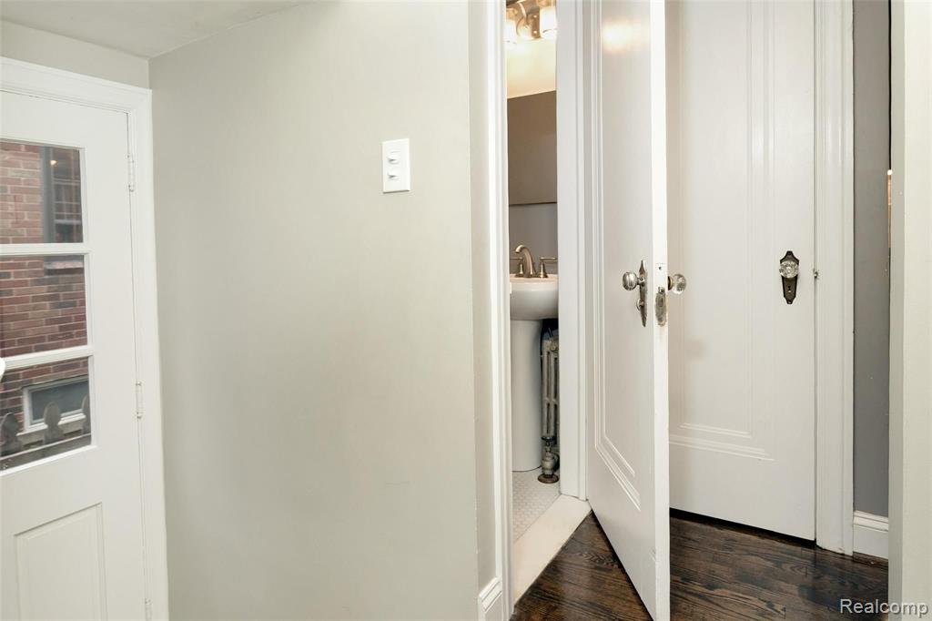 377 McMillan Road Grosse Pointe Farms, MI 48236 - Photo 16 of 38