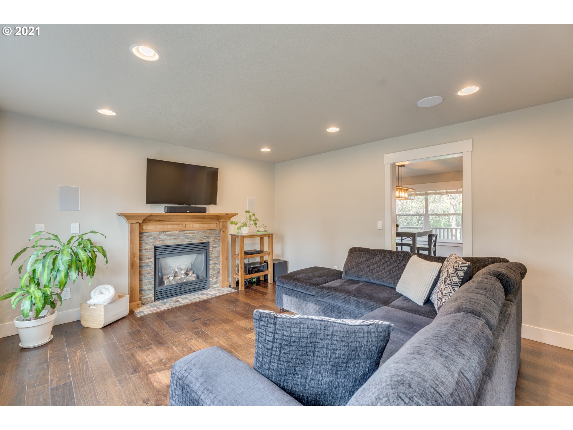 2486 Debok Road West Linn, OR 97068 - Photo 8 of 32 Living Room