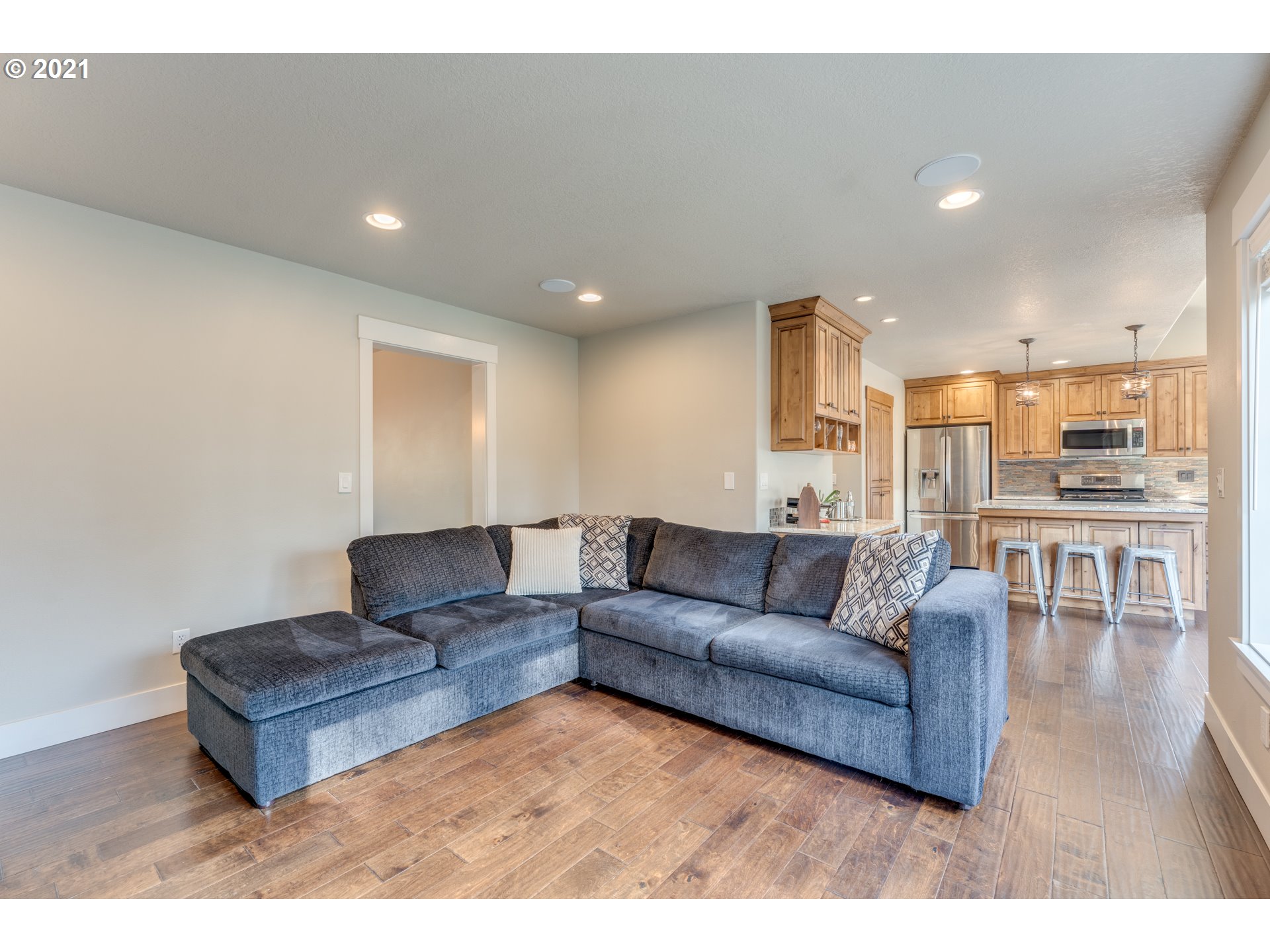 2486 Debok Road West Linn, OR 97068 - Photo 9 of 32 Living Room