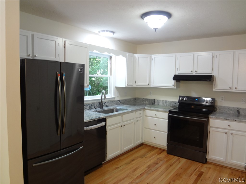 2518 Log Cabin Road Maidens, VA 23102 - Photo 3 of 20 a kitchen with a refrigerator and a stove top oven