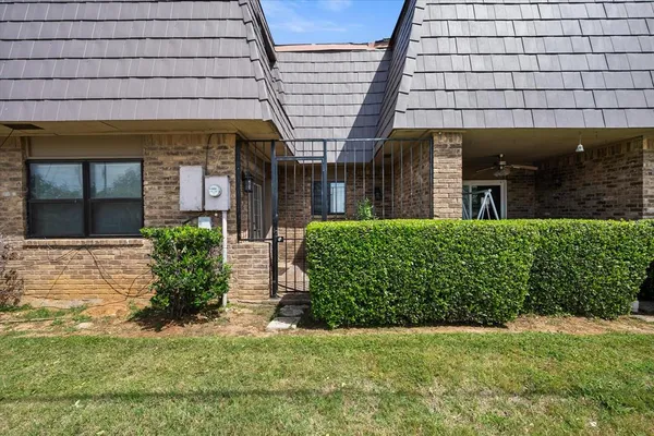 $2,200 | 207 East Harwood Road, Unit 10, Euless, TX 76039