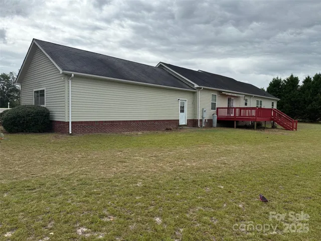 a view of house with yard and garage