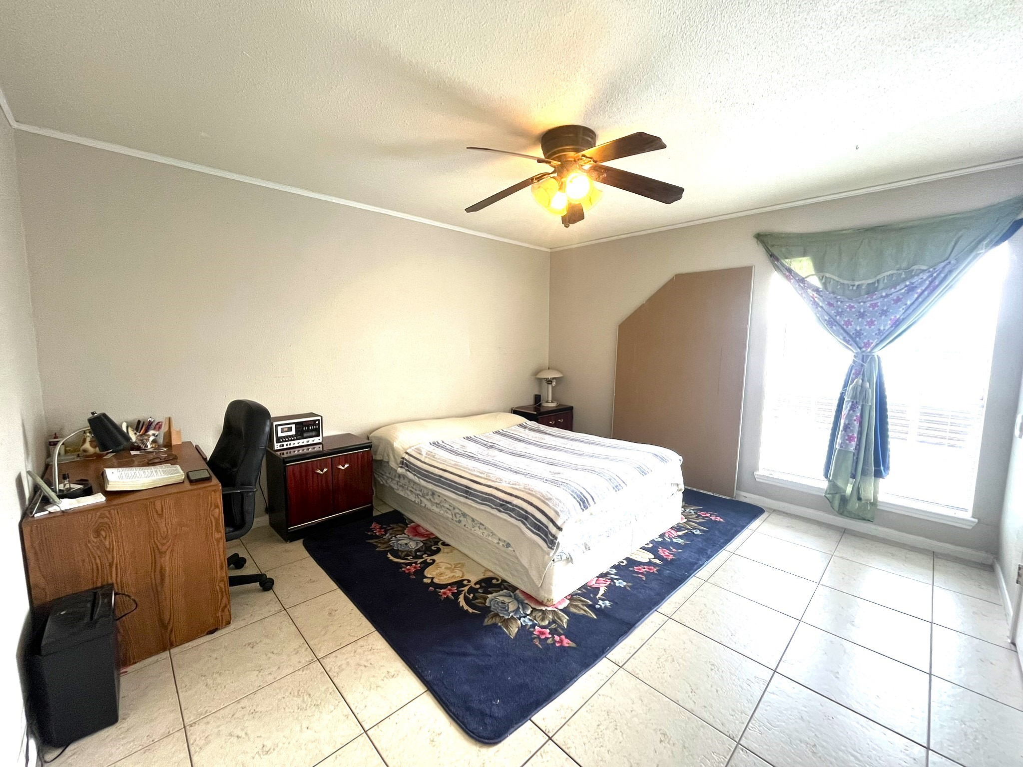 10211 Sugar Branch Drive, Unit 434 Houston, TX 77036 - Photo 12 of 13 a bedroom with a bed and a chandelier