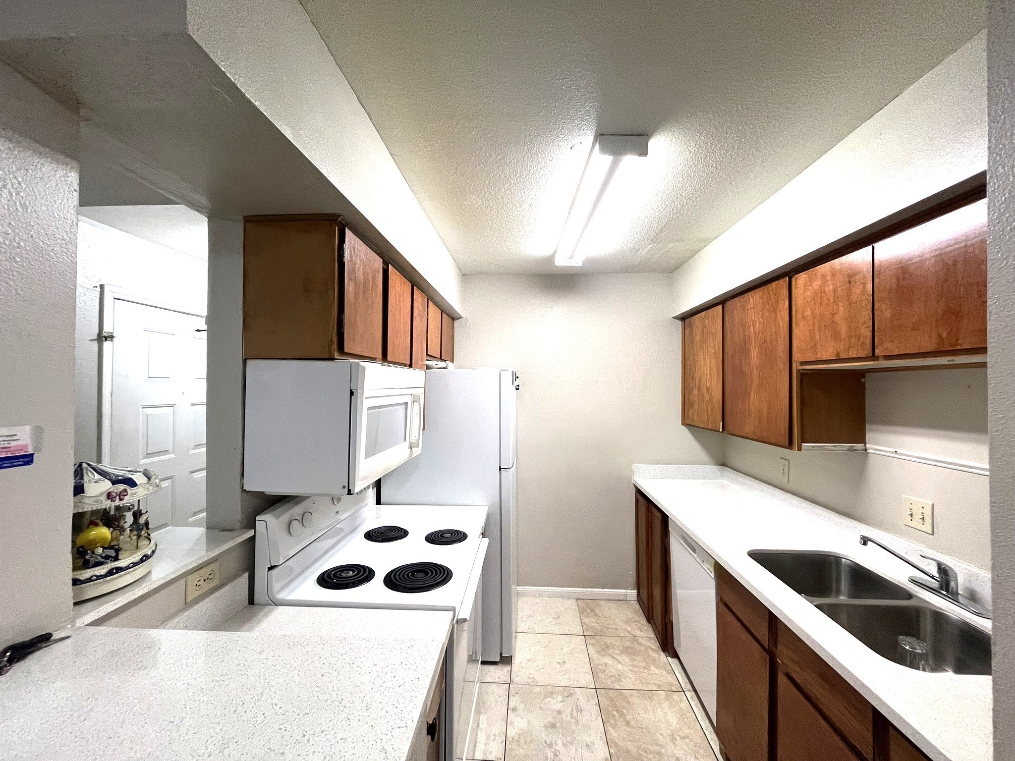 10211 Sugar Branch Drive, Unit 434 Houston, TX 77036 - Photo 4 of 13 a kitchen with stainless steel appliances a sink stove and refrigerator