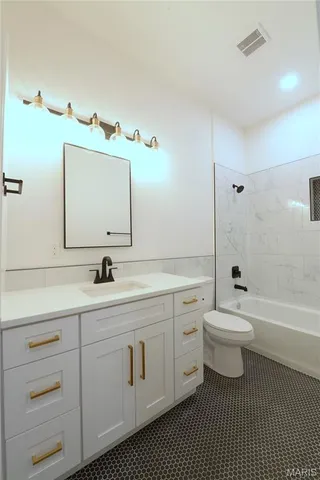 $1,740 | 3186 Oak Hill Avenue, St. Louis, MO 63116