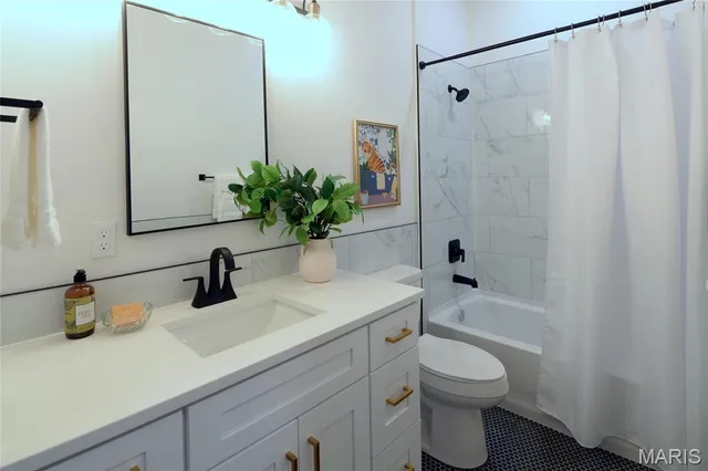 $1,740 | 3186 Oak Hill Avenue, St. Louis, MO 63116