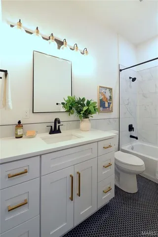 $1,740 | 3186 Oak Hill Avenue, St. Louis, MO 63116