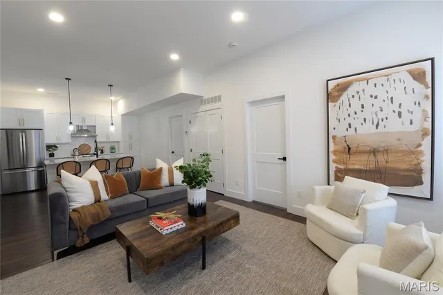 $1,740 | 3186 Oak Hill Avenue, St. Louis, MO 63116