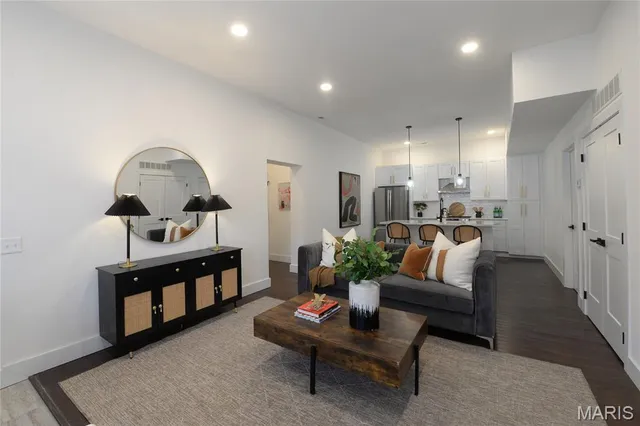 $1,740 | 3186 Oak Hill Avenue, St. Louis, MO 63116