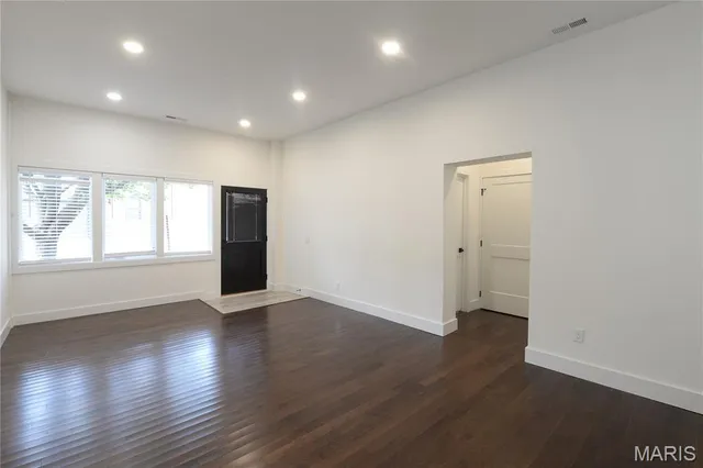 $1,740 | 3186 Oak Hill Avenue, St. Louis, MO 63116