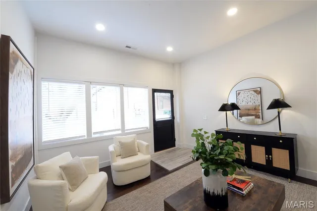 $1,740 | 3186 Oak Hill Avenue, St. Louis, MO 63116