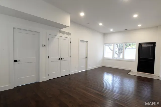 $1,740 | 3186 Oak Hill Avenue, St. Louis, MO 63116