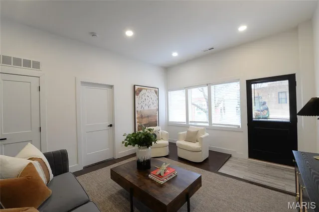 $1,740 | 3186 Oak Hill Avenue, St. Louis, MO 63116