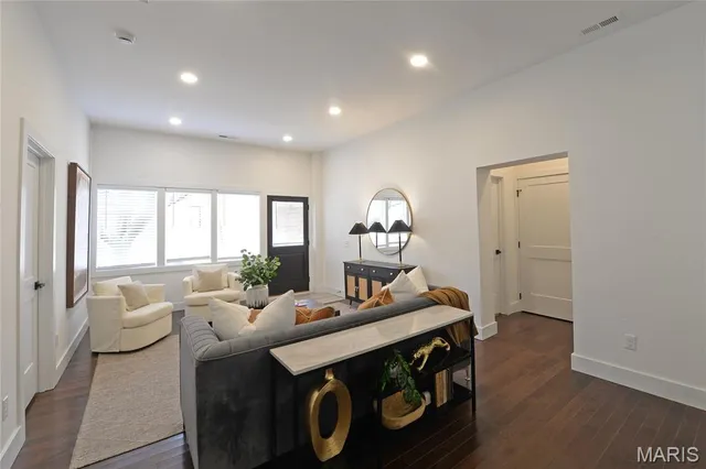 $1,740 | 3186 Oak Hill Avenue, St. Louis, MO 63116