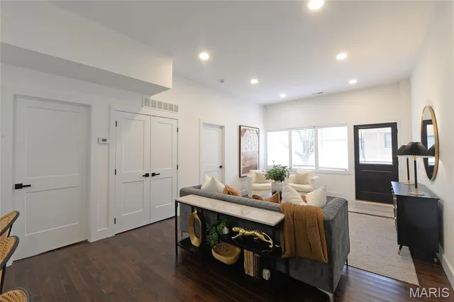 $1,740 | 3186 Oak Hill Avenue, St. Louis, MO 63116