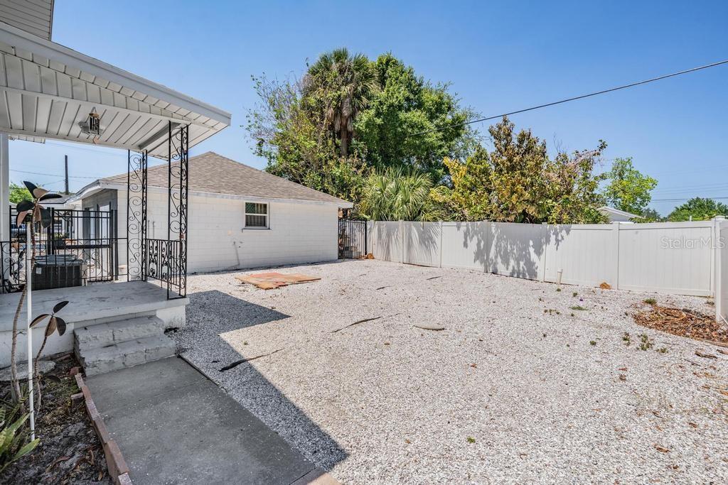 2319 West Aileen Street, Unit B Tampa, FL 33607 - Photo 3 of 19 a backyard of a house