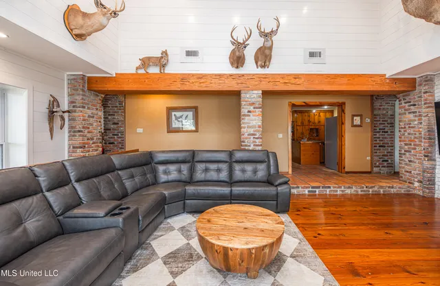 $1,089,000 | 295 Posey Lane, Vaughan, MS 39179