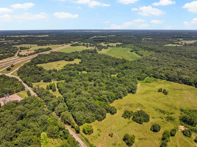 a view of a large yard with lots of green space