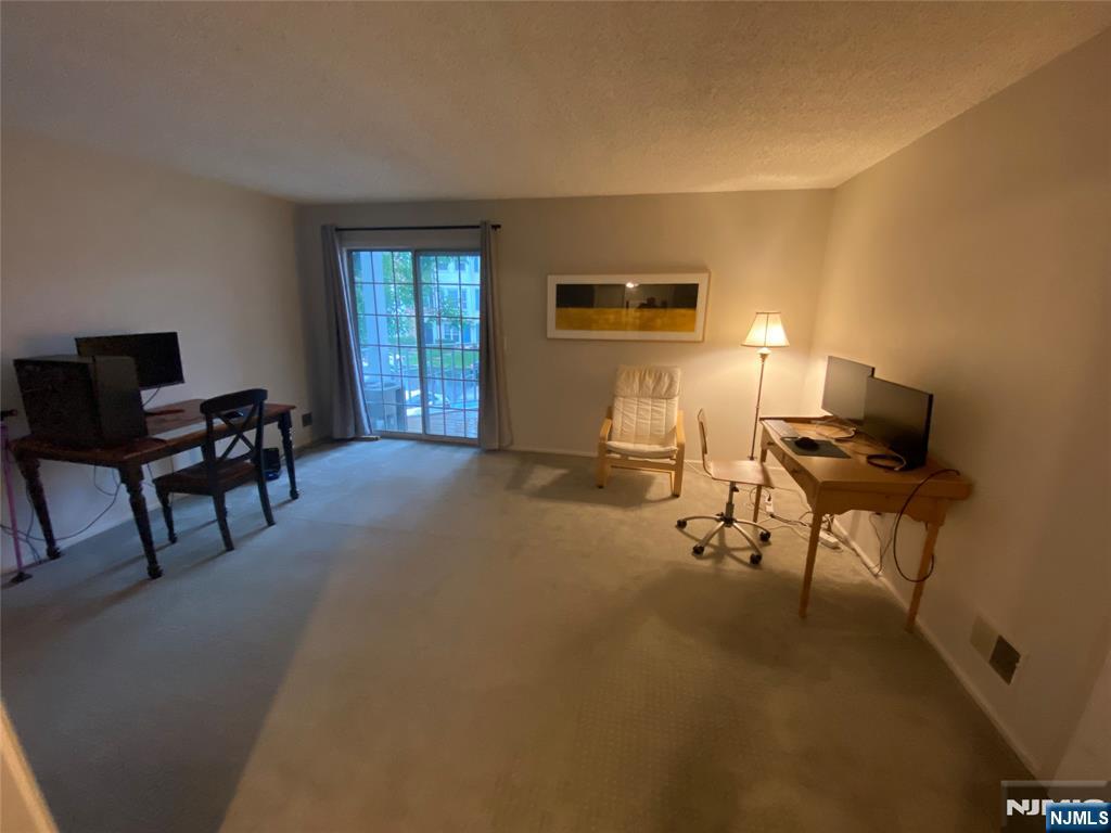 643 Plum Terrace Mahwah, NJ 07430 - Photo 3 of 19