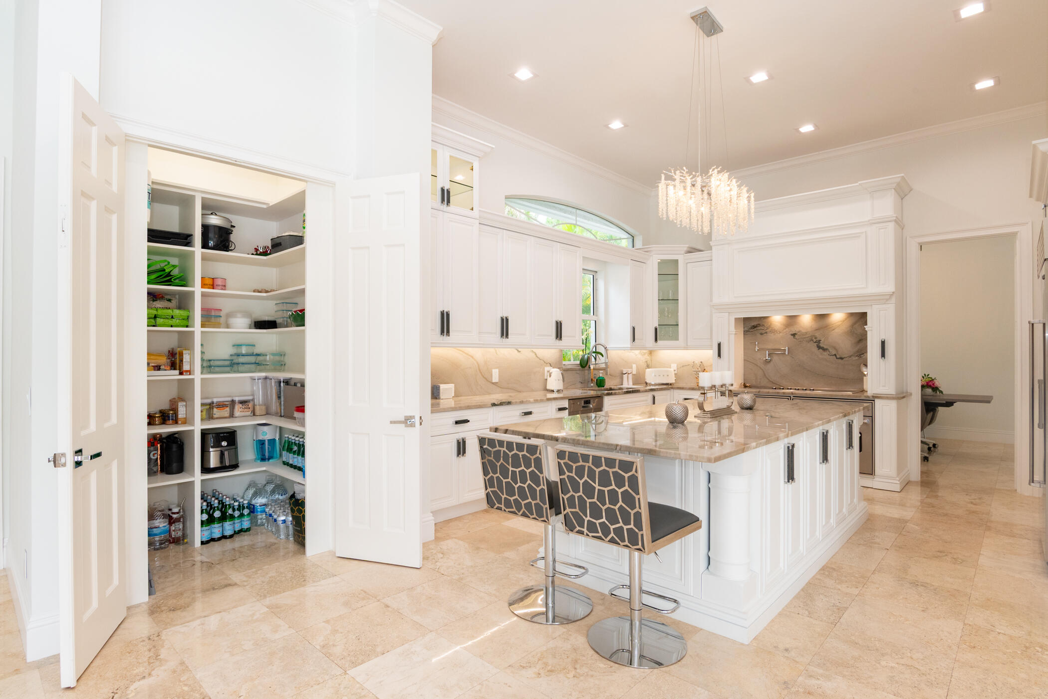 8246 Man O War Road Palm Beach Gardens, FL 33418 - Photo 24 of 55 Kitchen and Pantry