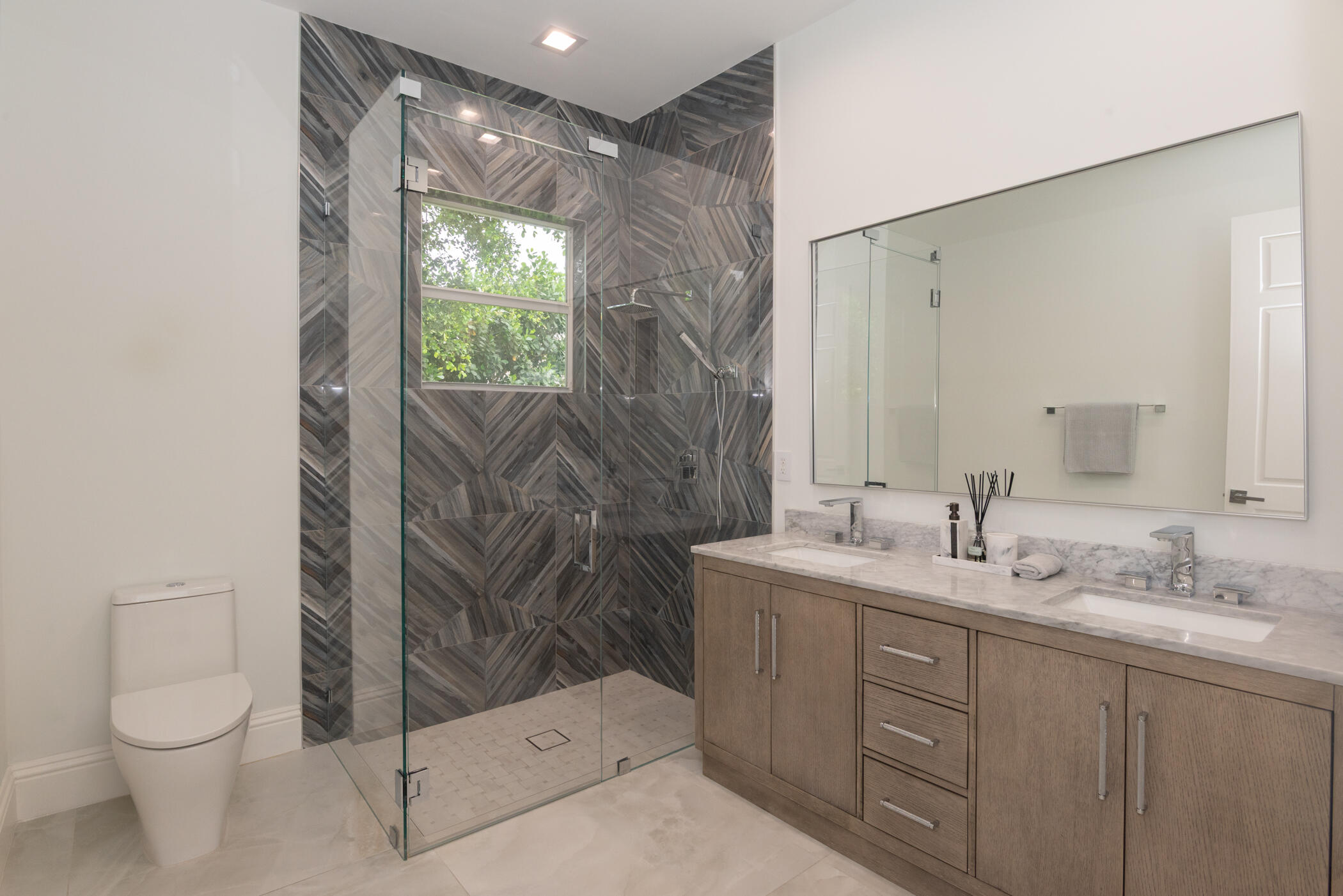 8246 Man O War Road Palm Beach Gardens, FL 33418 - Photo 39 of 55 Guest Bathroom 1