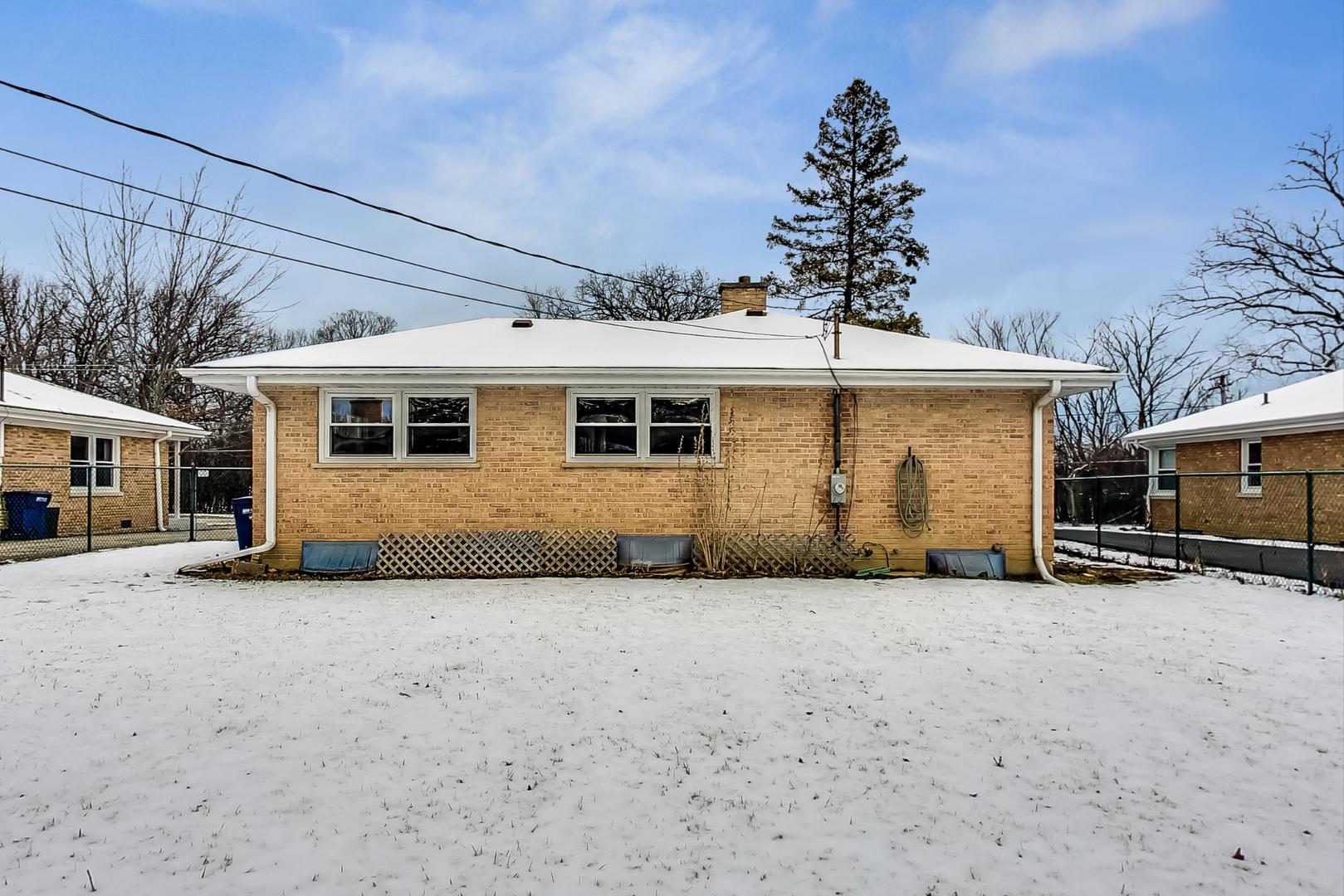 1022 Ridge Road Highland Park, IL 60035 - Photo 13 of 17 a view of a house with a patio