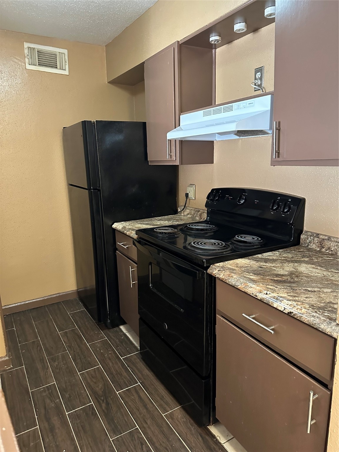 10100 South Gessner Road, Unit 414 Houston, TX 77071 - Photo 6 of 13 a kitchen with a stove and a refrigerator
