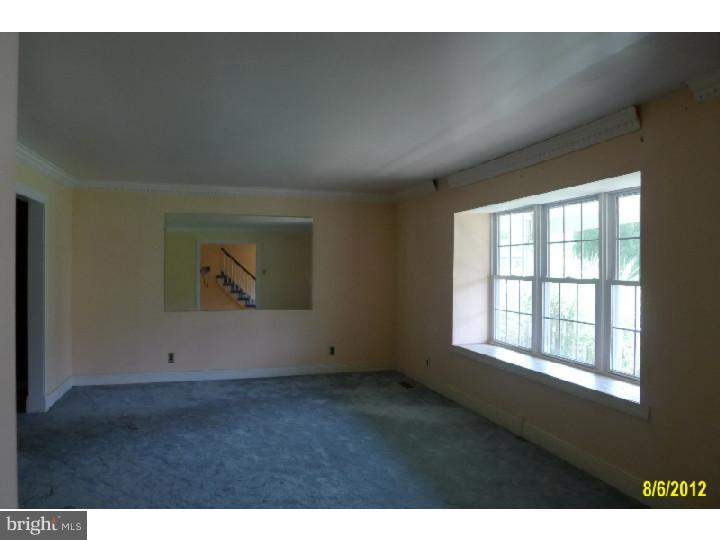 607 Warwick Road Fairless Hills, PA 19030 - Photo 4 of 19 Living Room