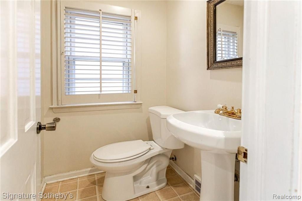 353 McMillan Road Grosse Pointe Farms, MI 48236 - Photo 15 of 27