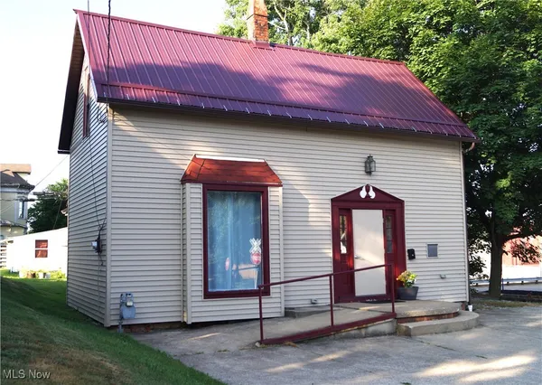 $129,900 | 208 2nd Street Southwest, Carrollton, OH 44615