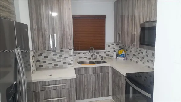 $2,300 | 310 Fontainebleau Boulevard, Unit 203, Miami, FL 33172