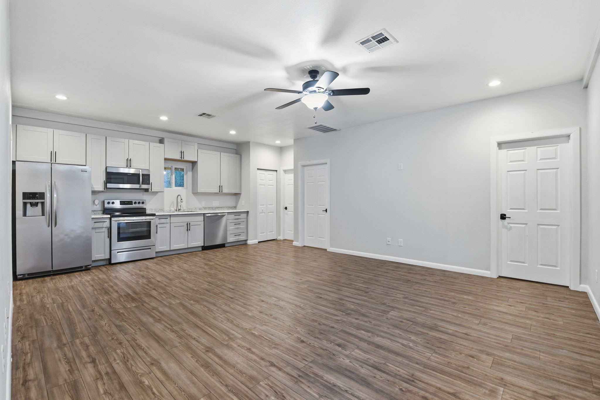 19330 Veterans Road Magnolia, TX 77355 - Photo 39 of 50 Guest house living area and kitchen