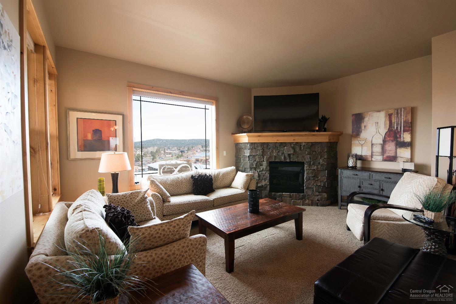 929 Southwest Vantage Point Way Bend, OR 97702 - Photo 3 of 16 Living Room