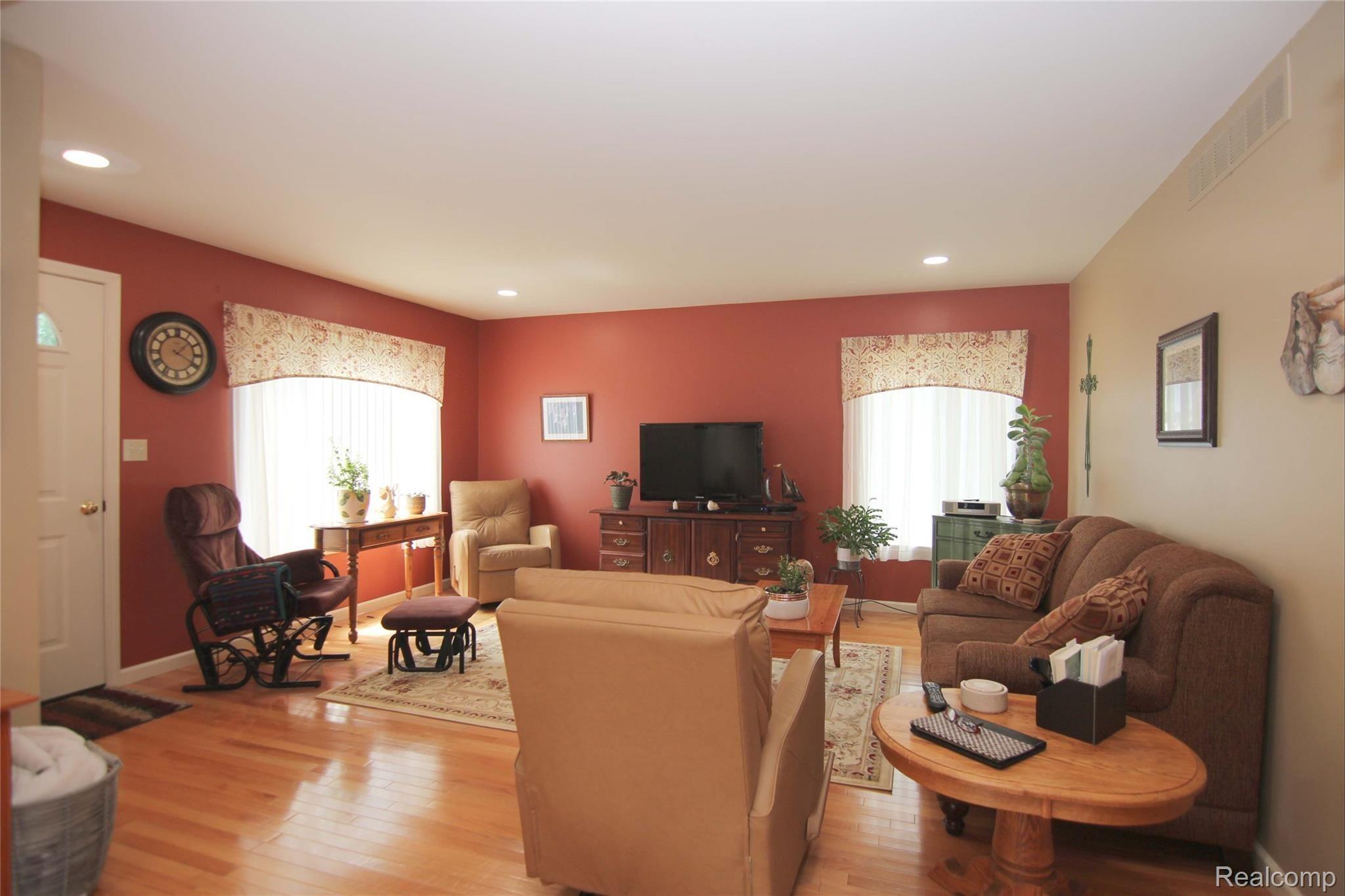7760 Bridge Road Waterford, MI 48329 - Photo 15 of 27 Bridge Rd Great Room.jpg