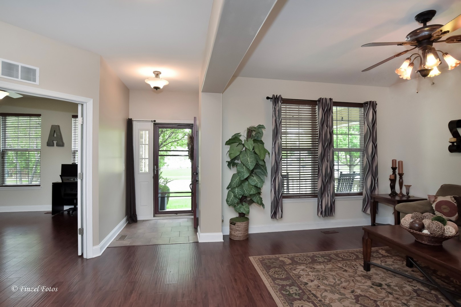 247 Pawtucket Avenue Elgin, IL 60124 - Photo 4 of 39