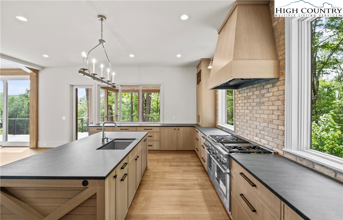 320 Hemlock Drive Linville, NC 28646 - Photo 9 of 44