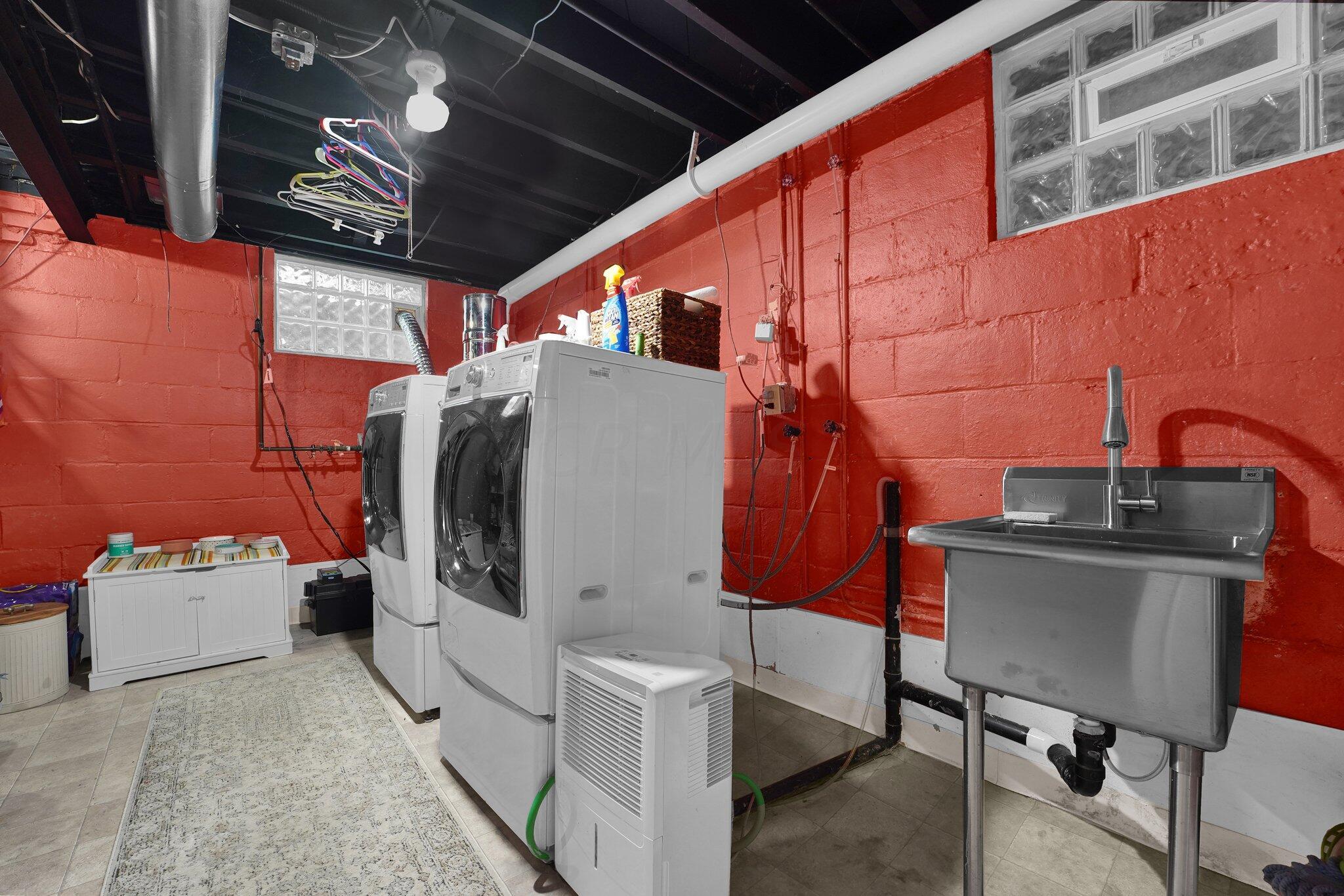 2500 Henthorn Road Upper Arlington, OH 43221 - Photo 40 of 55 Laundry with sink