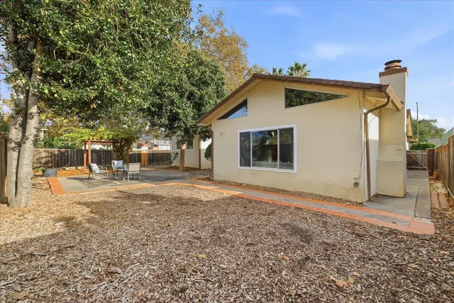 a view of a house with backyard