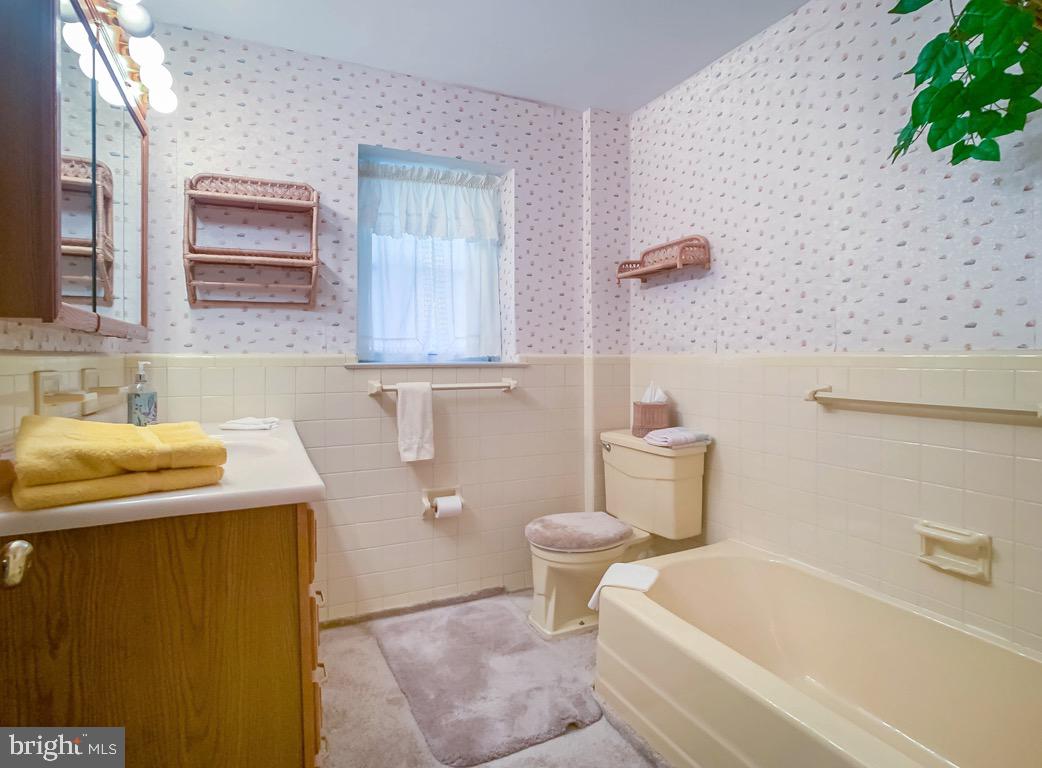 3897 Martin Road Huntingdon Valley, PA 19006 - Photo 18 of 31 Hall Bath/Tub