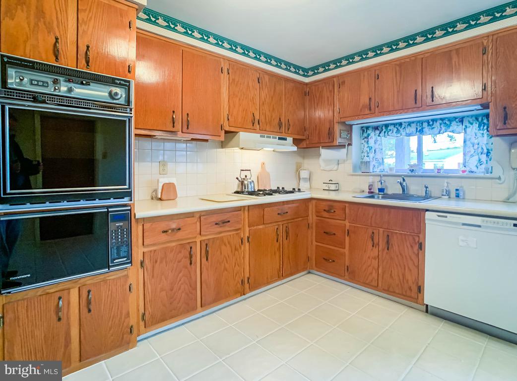 3897 Martin Road Huntingdon Valley, PA 19006 - Photo 9 of 31 Kitchen