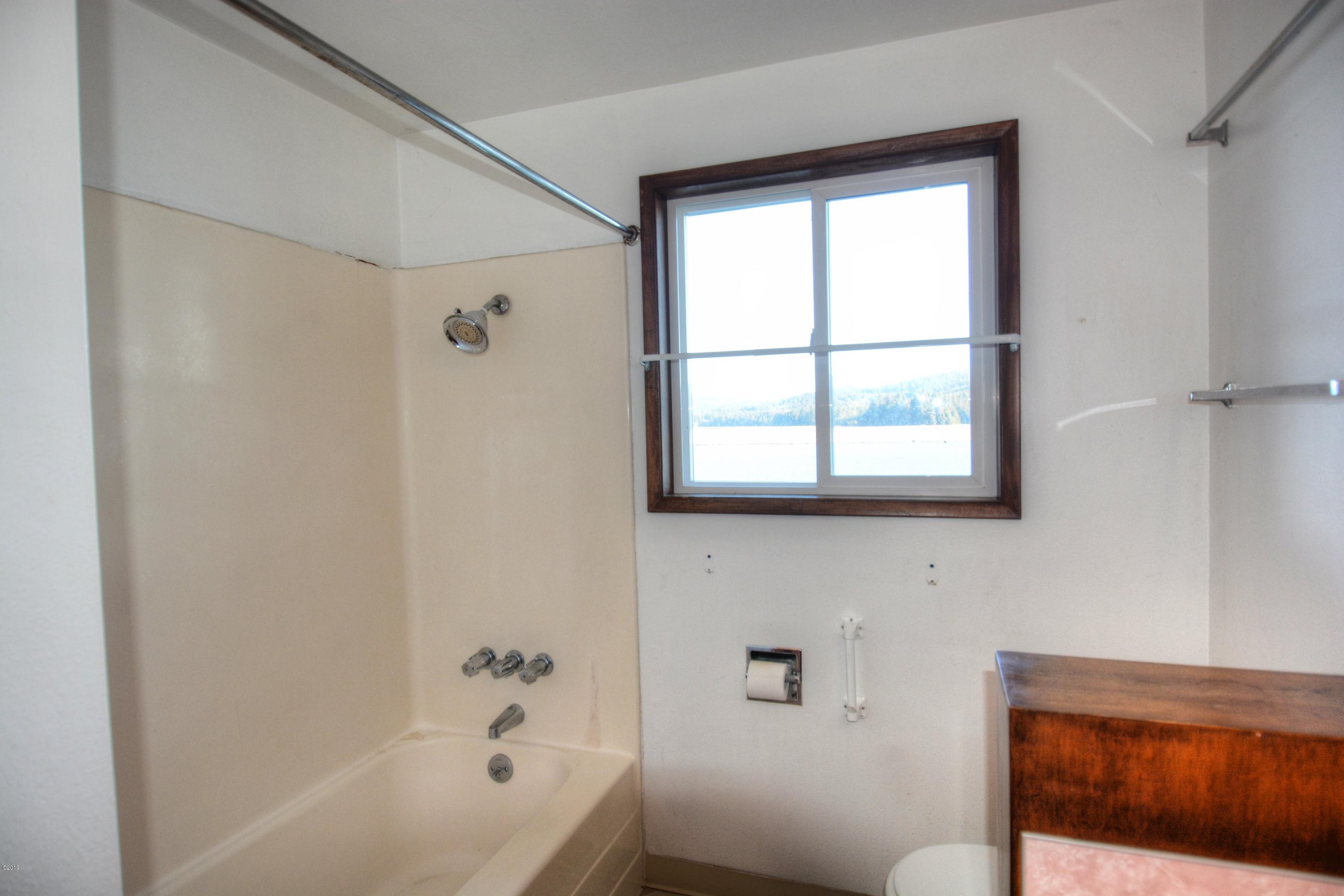 507 Southeast Moffitt Road Waldport, OR 97394 - Photo 15 of 30 Bathroom 1
