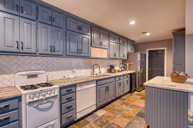 $969,000 | 1031 Cedar Hill Drive, Evansville, IN 47710