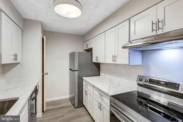 $1,995 | 5300 Holmes Run Parkway, Unit 212, Alexandria, VA 22304