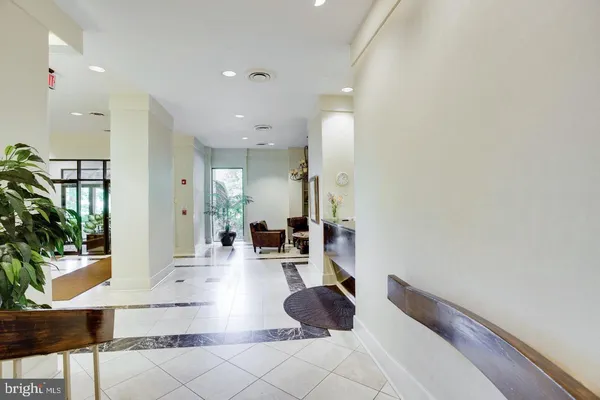 $1,995 | 5300 Holmes Run Parkway, Unit 212, Alexandria, VA 22304