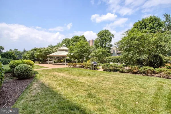 $1,995 | 5300 Holmes Run Parkway, Unit 212, Alexandria, VA 22304