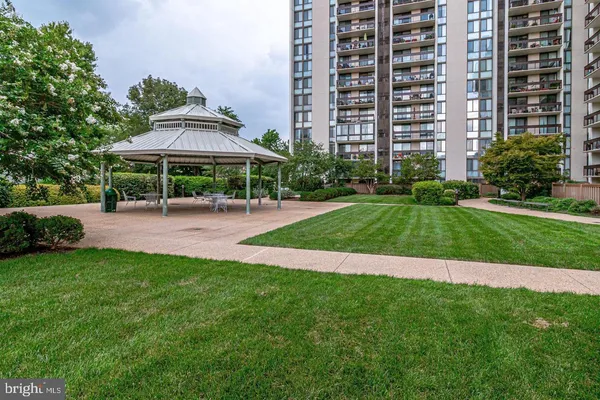 $1,995 | 5300 Holmes Run Parkway, Unit 212, Alexandria, VA 22304