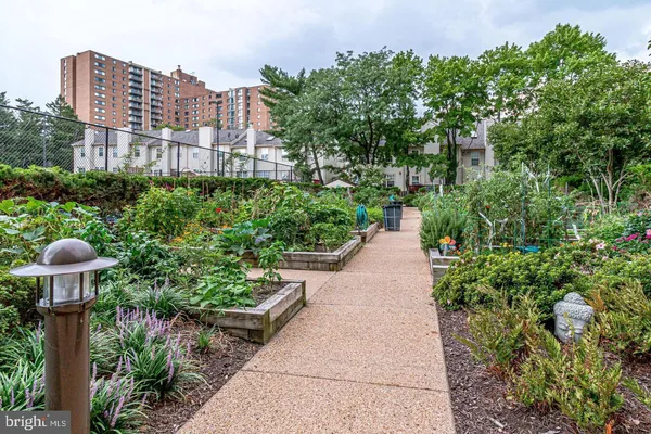 $1,995 | 5300 Holmes Run Parkway, Unit 212, Alexandria, VA 22304