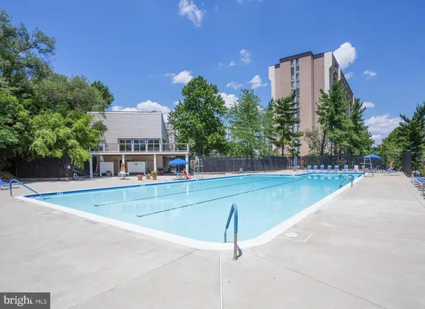 $1,995 | 5300 Holmes Run Parkway, Unit 212, Alexandria, VA 22304