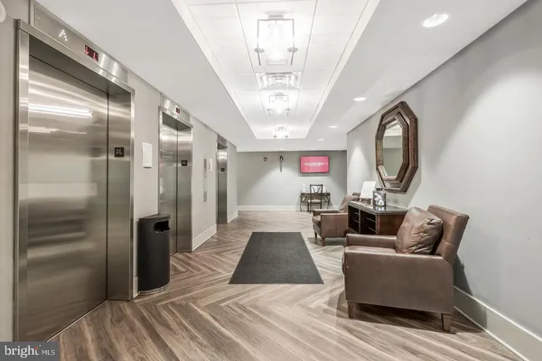 $1,995 | 5300 Holmes Run Parkway, Unit 212, Alexandria, VA 22304